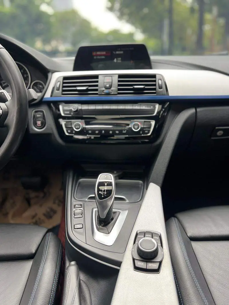 BMW 3 Series 2018 320i M Sport Package — 17