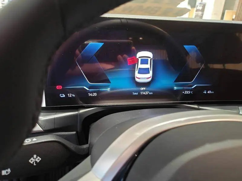 BMW i3 2025 eDrive 40 L Night Edition — 12