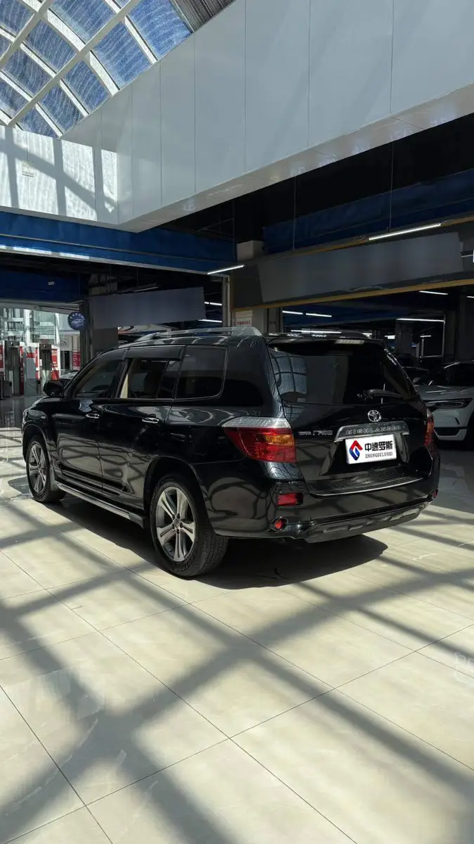 Highlander 2011 2.7L 2WD 7-seat luxury version — 3