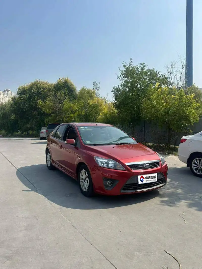 Fox 2011 Hatchback 1.8L Automatic Fashion Model — 3