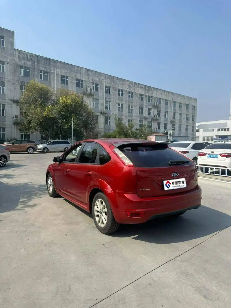 Fox 2011 Hatchback 1.8L Automatic Fashion Model — 4