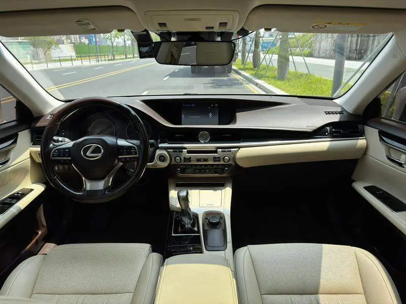 Lexus ES 2015 300h Comfort Edition — 8