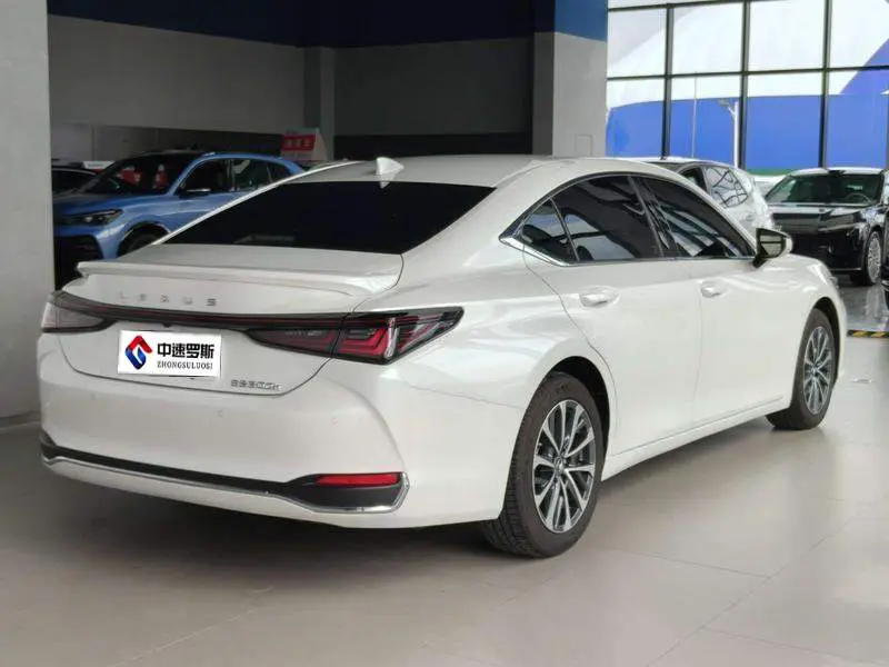 Lexus ES 2025 300h Premium Edition — 4