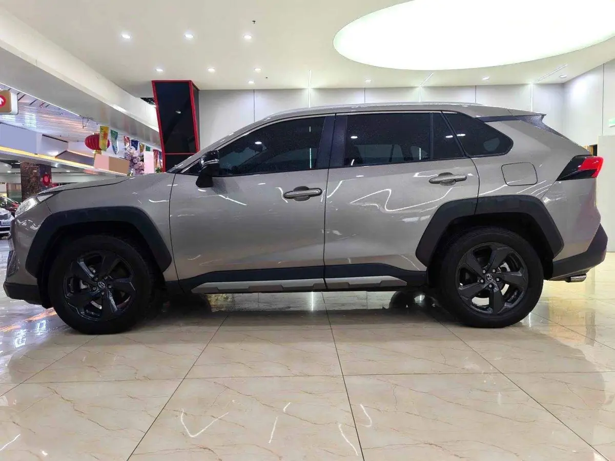 RAV4 Rongfang 2022 2.0L CVT 4WD Fashion Plus Edition — 4