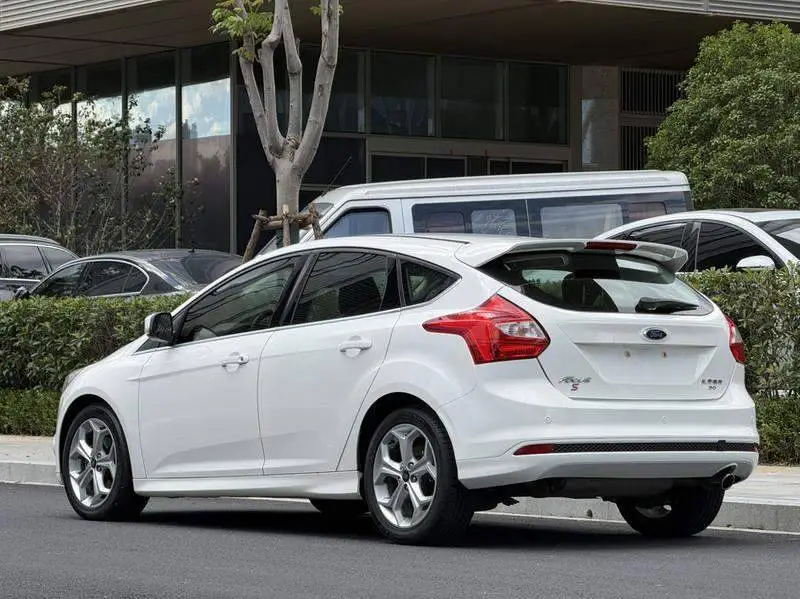 Fox 2012 Hatchback 2.0L Automatic Luxury Sports — 4