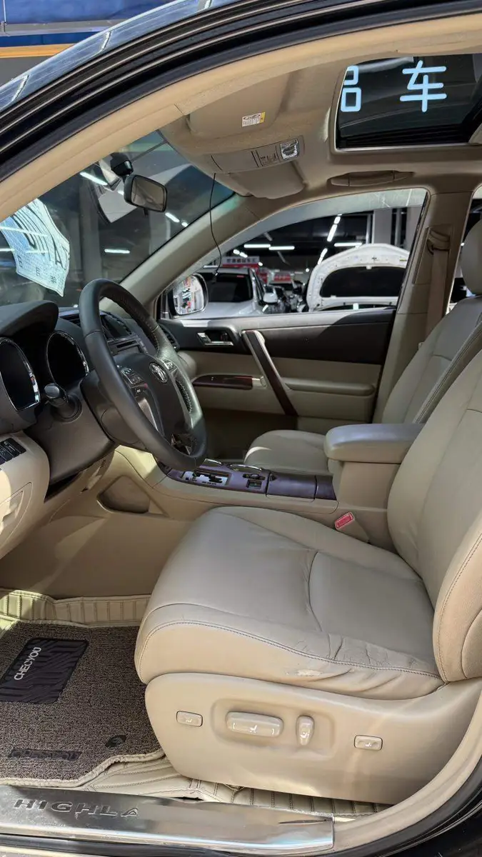 Highlander 2011 2.7L 2WD 7-seat luxury version — 13