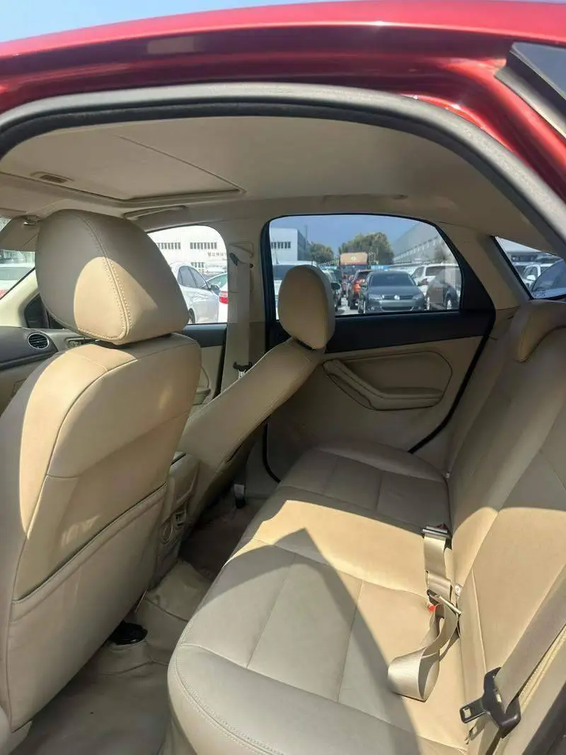 Fox 2011 Hatchback 1.8L Automatic Fashion Model — 9