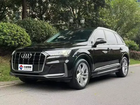 Audi Q7 2023 45 TFSI quattro S line sports model