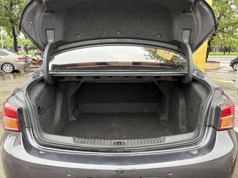 Valeant 2018 Sedan 15S Automatic Progressive — 13