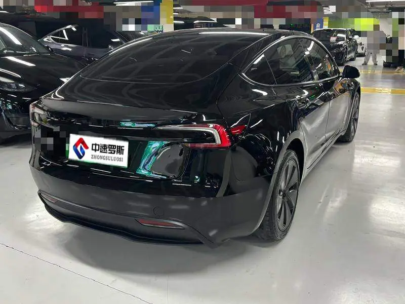 Model 3 2025 facelifted rear-wheel drive version — 3