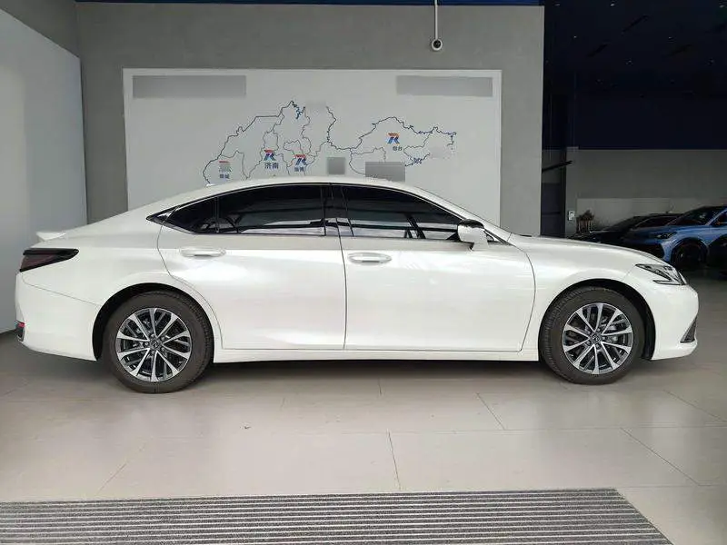 Lexus ES 2025 300h Premium Edition — 5