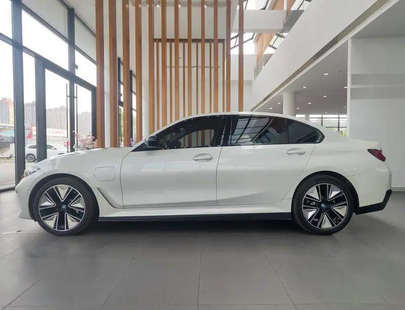 BMW i3 2023 eDrive 40 L Night Sport Package — 4
