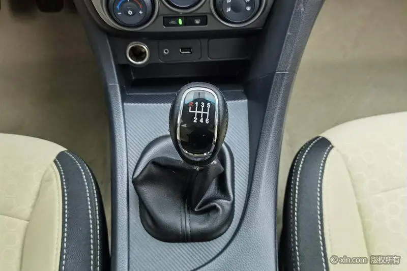 Familia 2015 1.6L Manual Fashion Edition — 14
