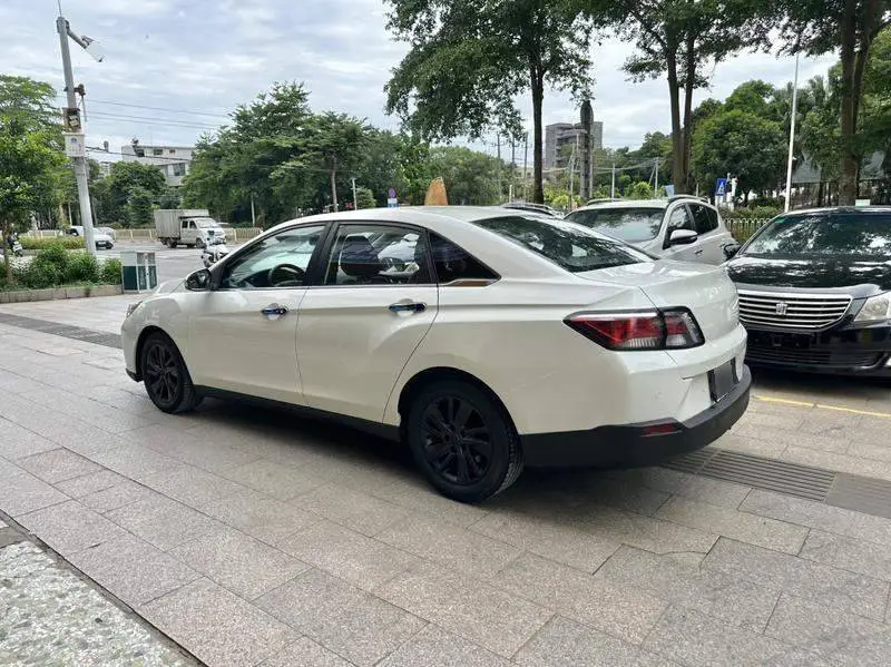 Venucia D60 2018 1.6L CVT Intelligent Link Elite Edition — 4