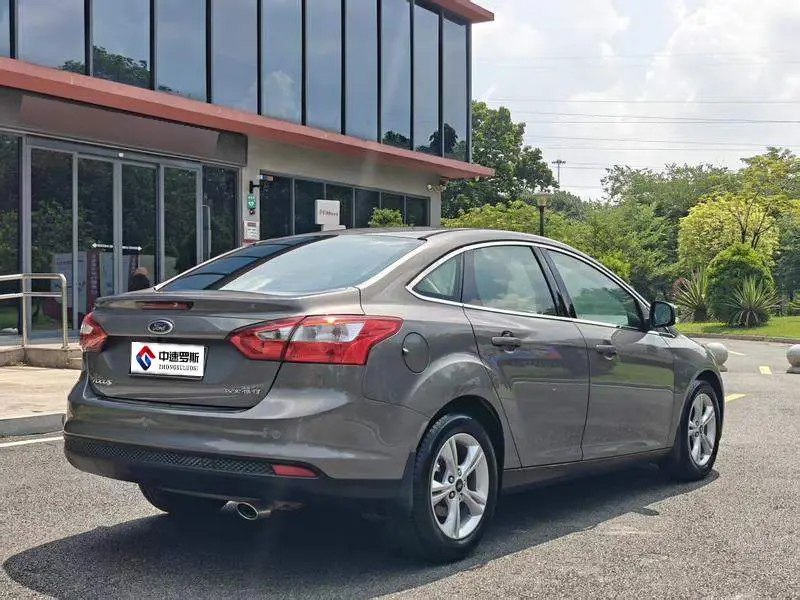 Fox 2012 Hatchback 1.6L Automatic Fashion Edition — 6