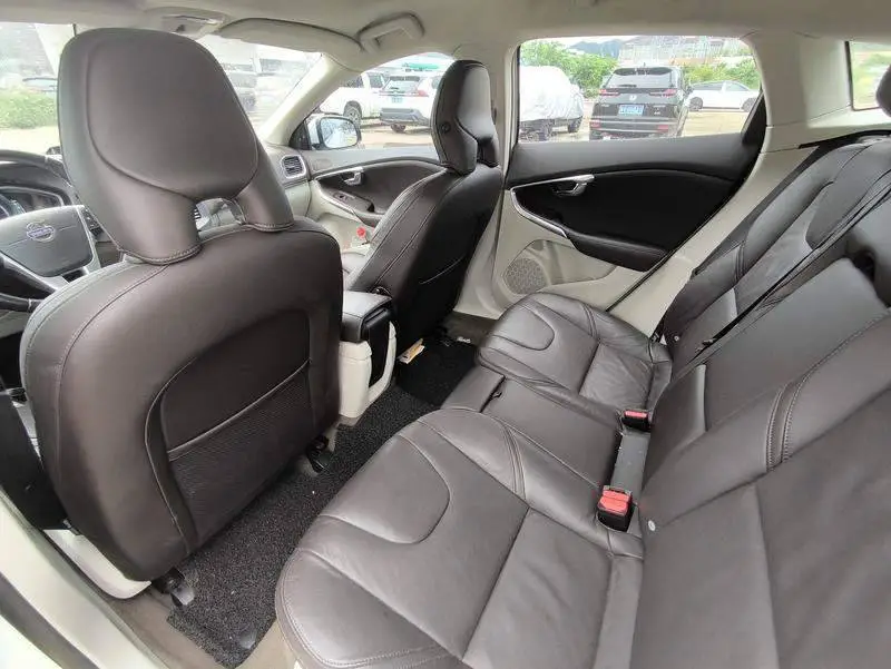 Volvo V40 2013 2.0T Smart Edition — 9