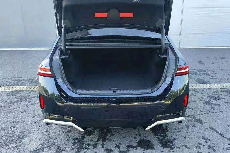 BMW i5 2025 eDrive 35L M Sport Package — 14