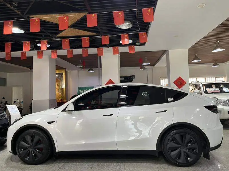 Model Y 2023 Long Range All-Wheel Drive — 4