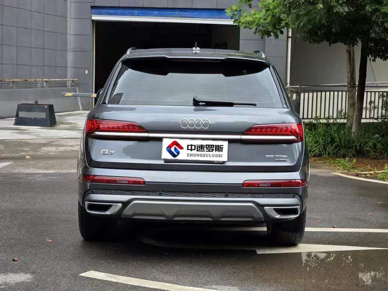 Audi Q7 2022 55 TFSI quattro S line premium model — 6