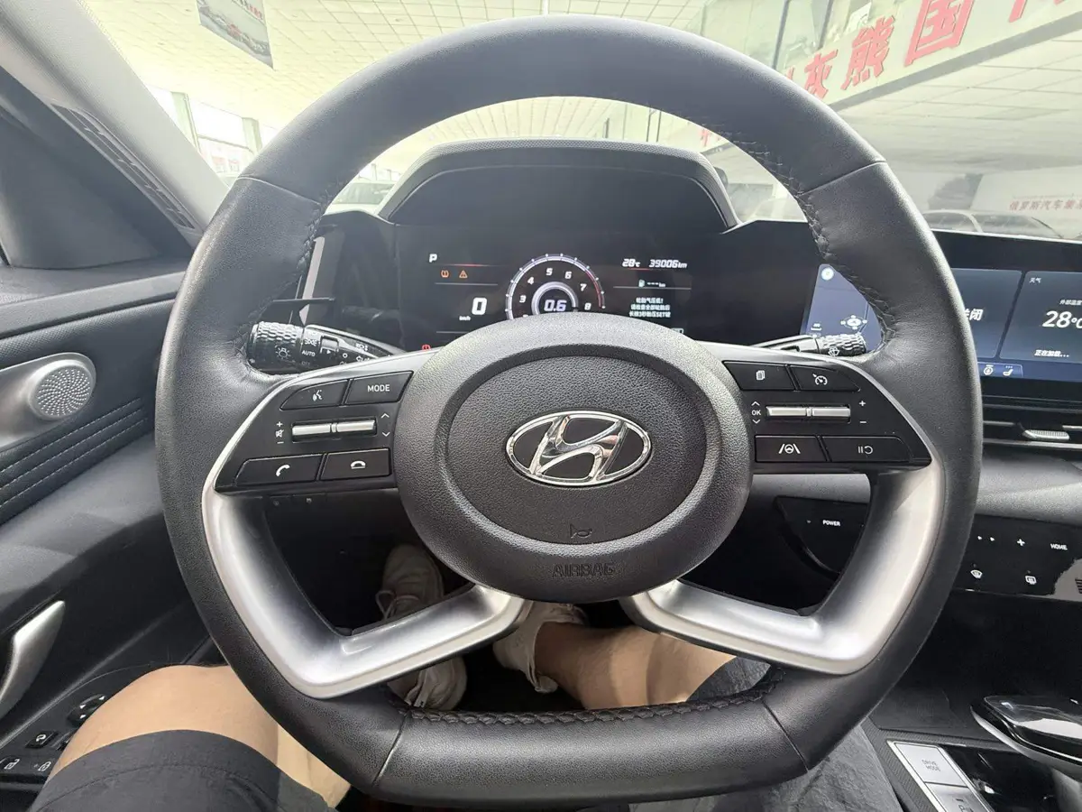 Elantra 2022 1.5L CVT LUX Premium Edition — 10