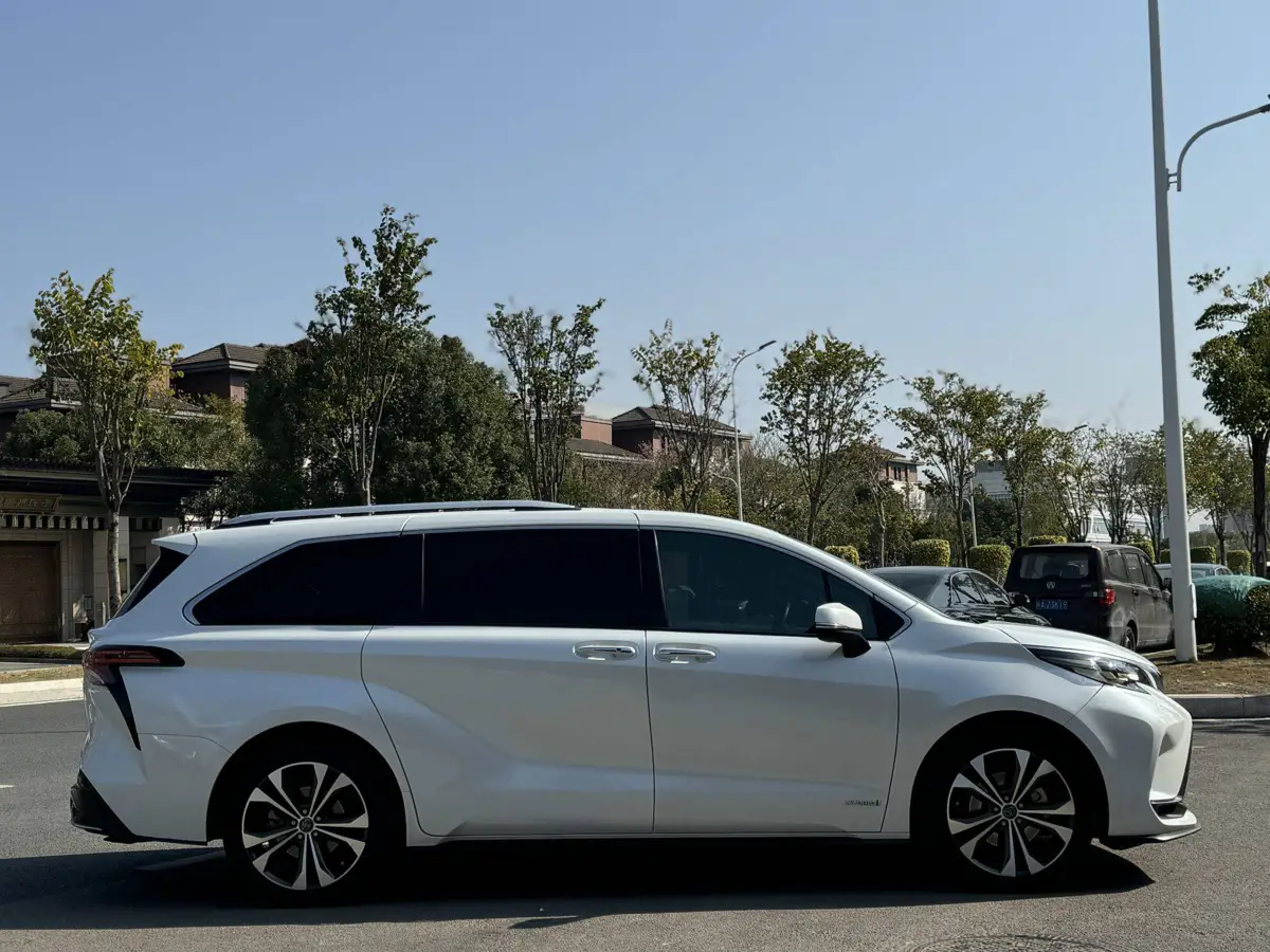 Grevia 2022 2.5L Hybrid Premium Edition — 16