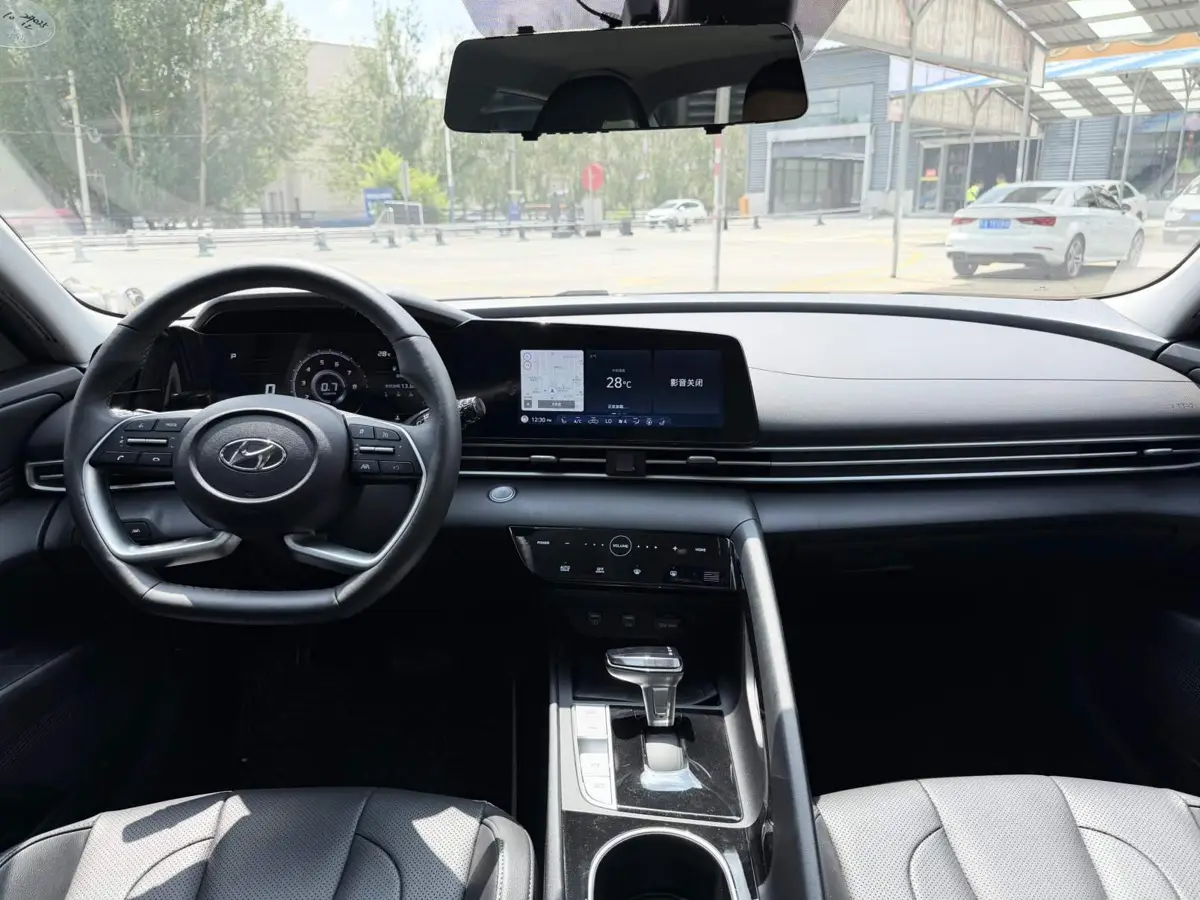 Elantra 2022 1.5L CVT LUX Premium Edition — 11