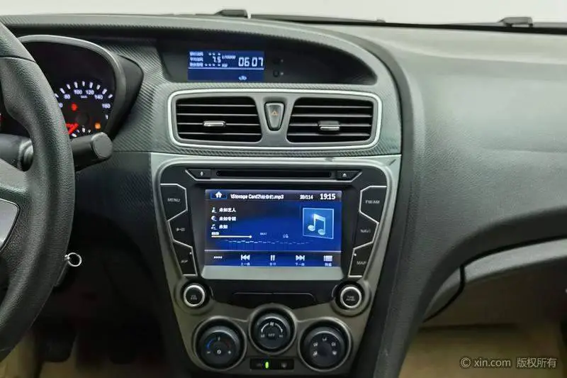 Familia 2015 1.6L Manual Fashion Edition — 12