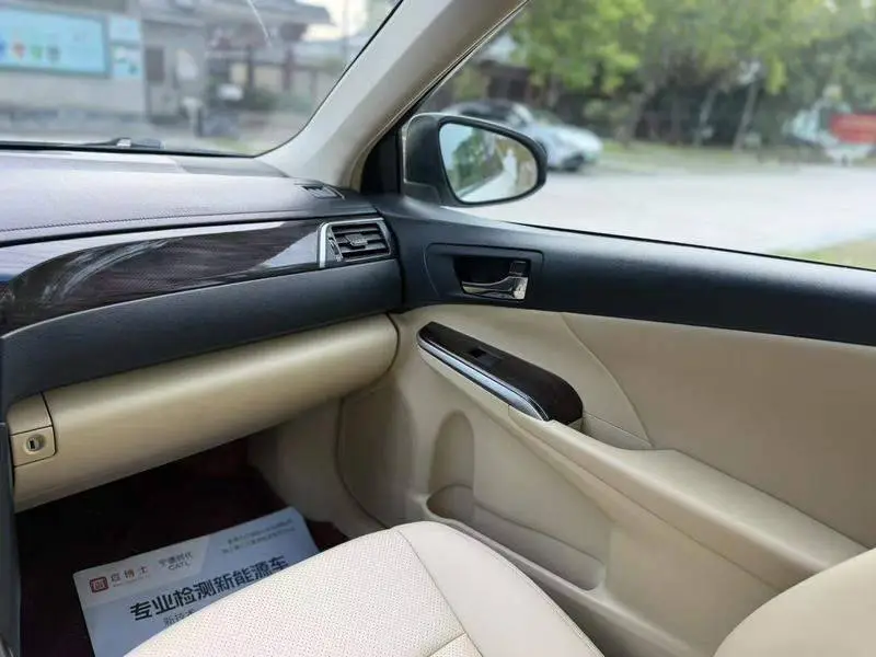 Camry 2015 Hybrid 2.5HG Luxury Navigation Edition — 19