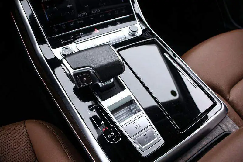 Audi Q7 2023 45 TFSI quattro S line sports model — 12