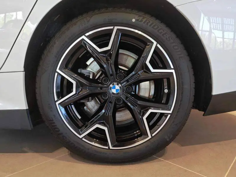 BMW i3 2025 eDrive 40 L Night Edition — 9