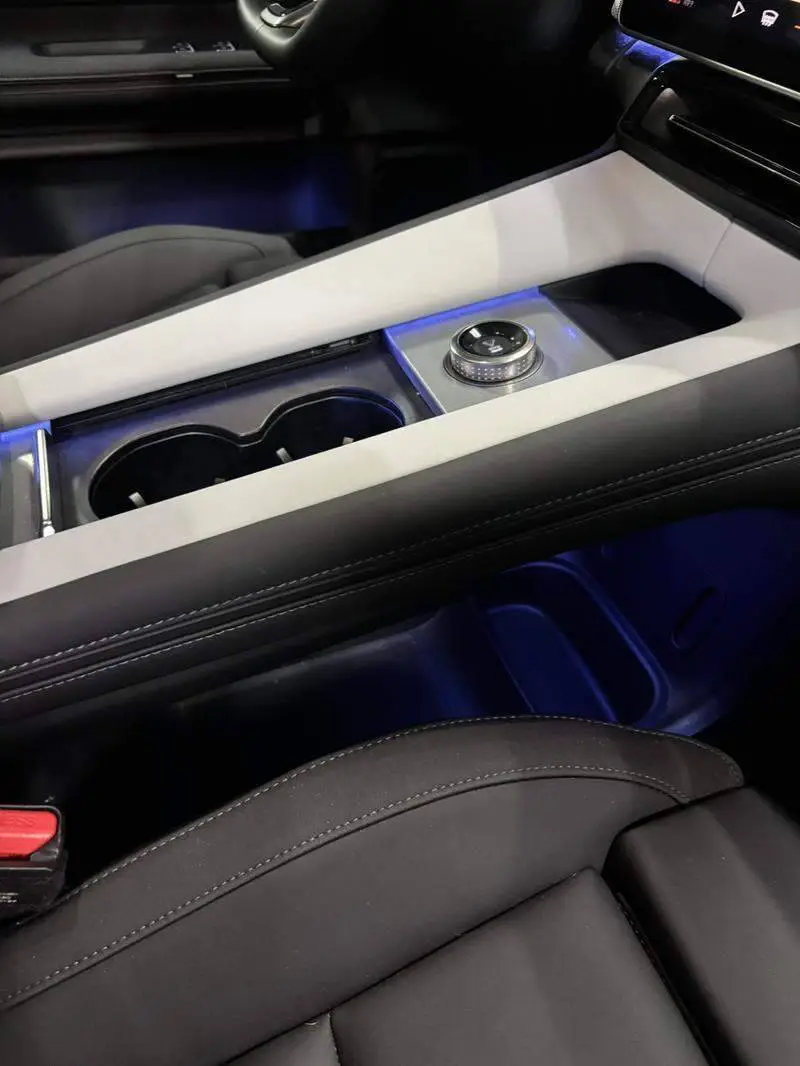 Polestar 4 2024 Single Motor Standard Range PLUS Double Star Interconnected Edition — 6