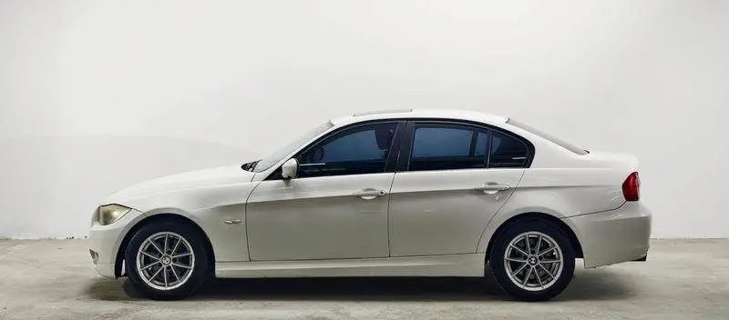 BMW 3 Series 2011 318i Leading Model — 4