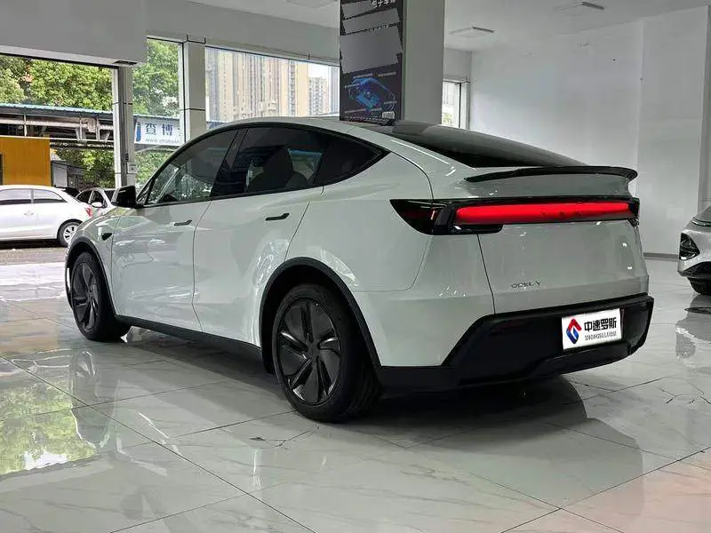 Model Y 2025 rear-wheel drive version — 4