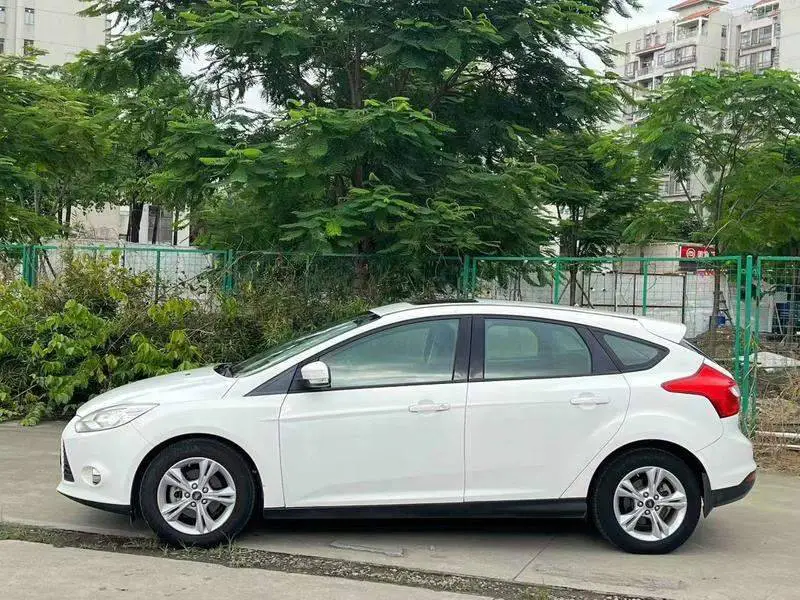 Fox 2012 Hatchback 1.6L Automatic Fashion Edition — 3