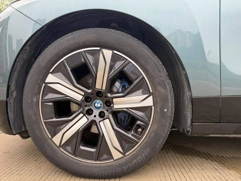 BMW iX 2023 xDrive50 — 5