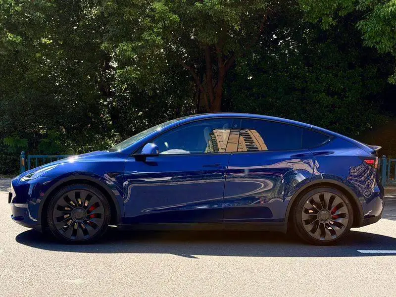 Model Y 2022 Performance All-Wheel Drive — 3