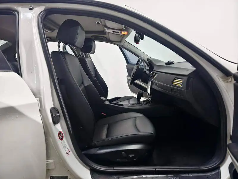 BMW 3 Series 2011 318i Leading Model — 14