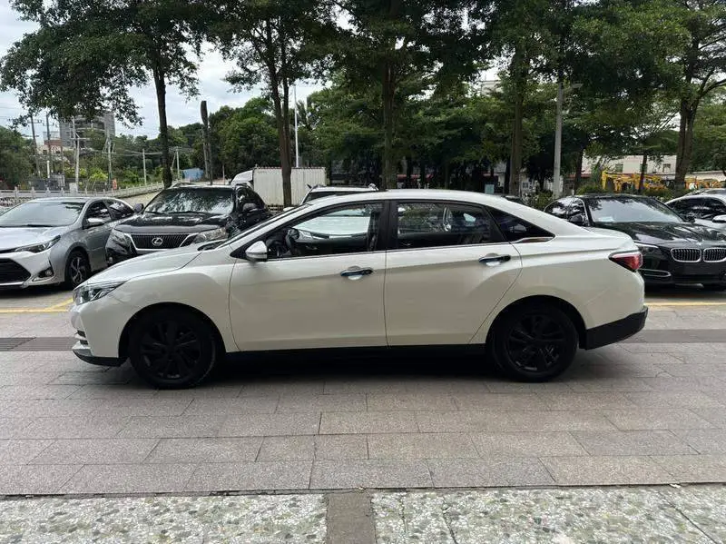 Venucia D60 2018 1.6L CVT Intelligent Link Elite Edition — 3
