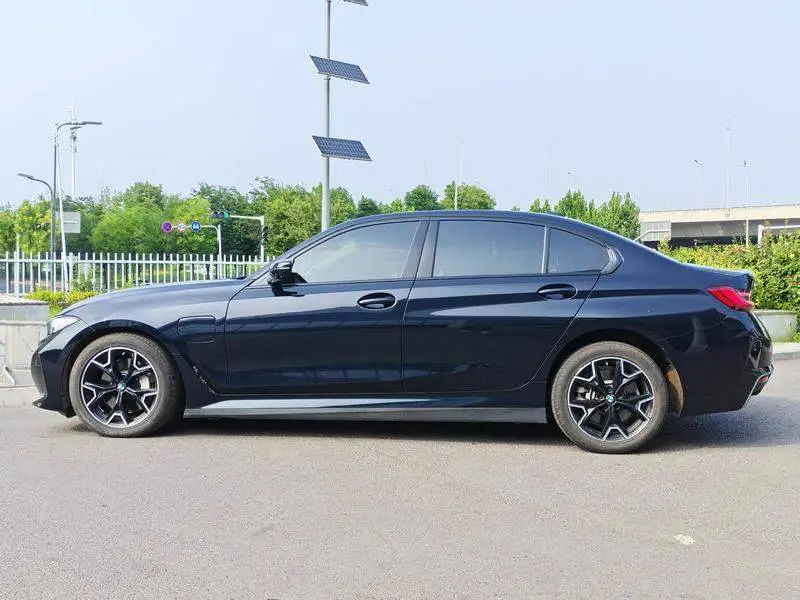 BMW i3 2025 eDrive 40 L Night Edition — 4