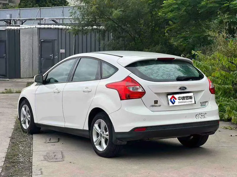 Fox 2012 Hatchback 1.6L Automatic Fashion Edition — 4