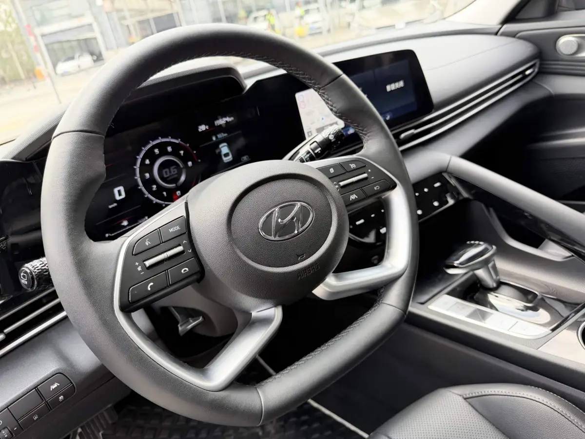 Elantra 2022 1.5L CVT LUX Premium Edition — 13