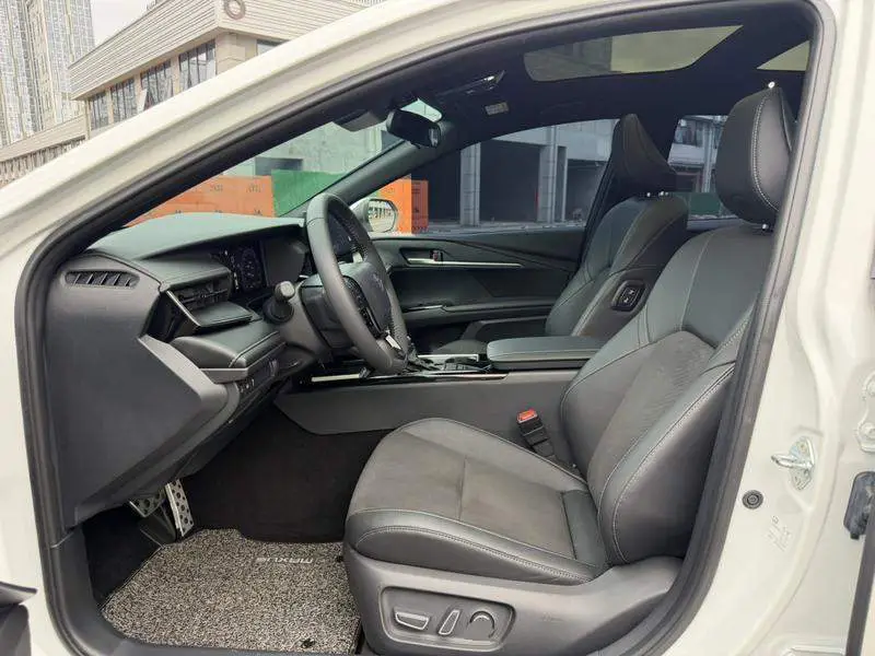 Camry 2024 Hybrid 2.0HS Sports Edition — 11