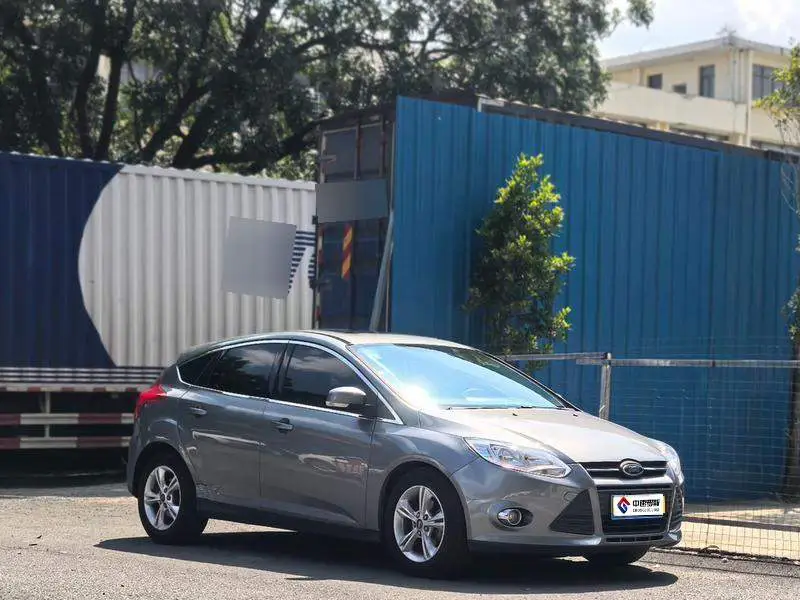 Fox 2012 Hatchback 1.6L Manual Fashion Edition — 3