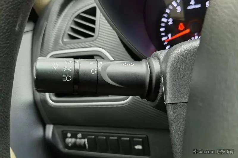 Familia 2015 1.6L Manual Fashion Edition — 15