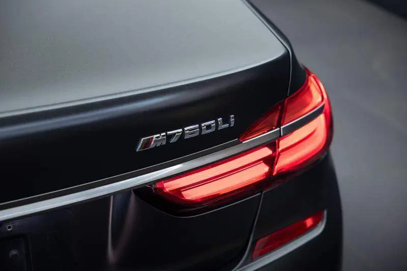 BMW 7 Series 2017 M760Li xDrive Premium Luxury Edition — 18