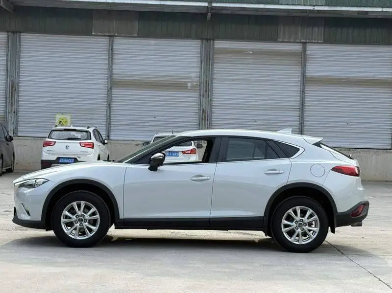 Mazda CX-4 2016 2.0L Automatic 2WD Blue Sky Premium Edition — 4